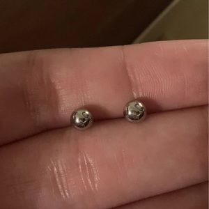 Ball stud earrings
